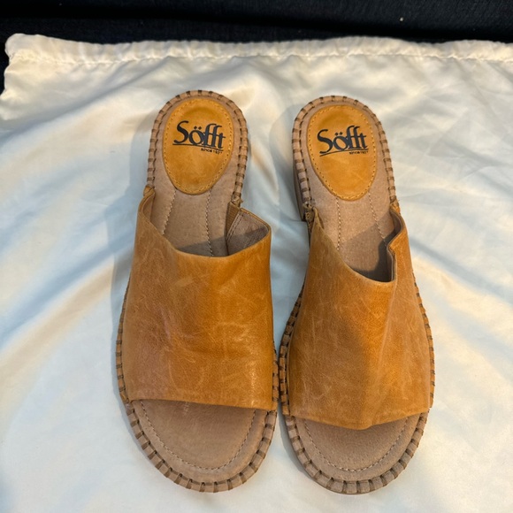 Söfft Yellow Leather Slide Leather Sandals - Picture 2 of 7